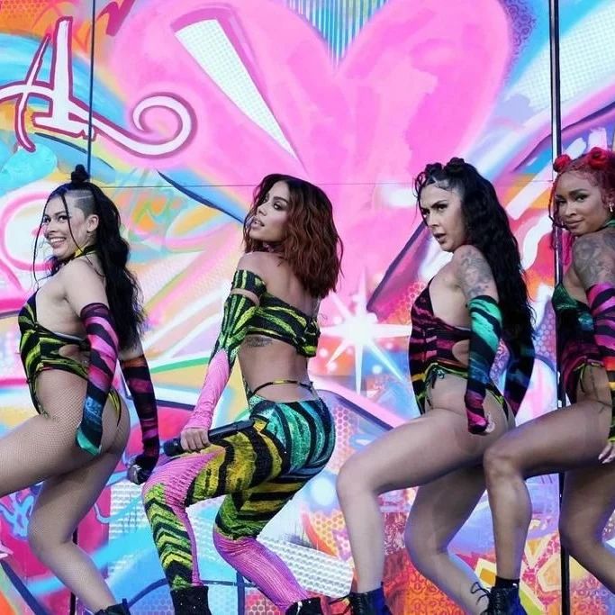 Anitta com suas bailarinas. (Foto: Reprodução/Instagram)