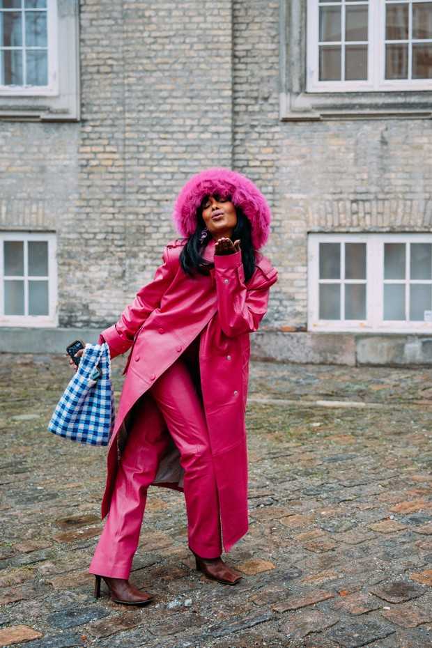Looks ultracoloridos direto das ruas da semana de moda dinamarquesa (Foto: Acielle / StyleDuMonde)
