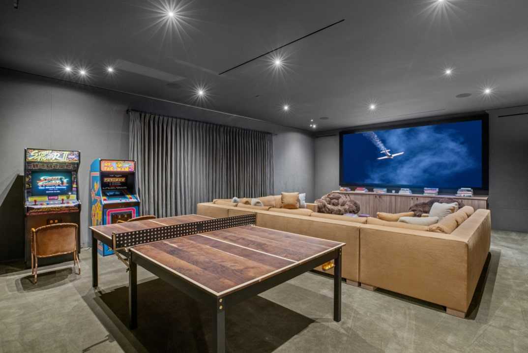 Fliperama e sala de cinema da casa de Adam Levine em Los Angeles. (Foto: Reprodução/AgenciaImobiliariaWestside) Lorena Bueri