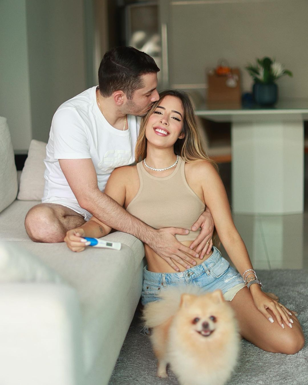 Jonas e Bruna com teste de gravidez. (Foto: Reprodução/Instagram)