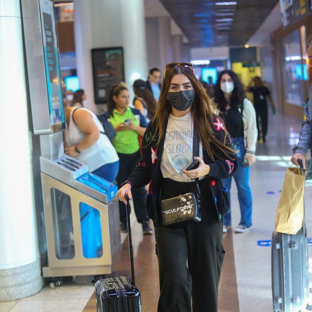 Jade circula pelo aeroporto carioca. (Foto: Reprodução/Vitor Pereira/AgNews) Lorena Bueri