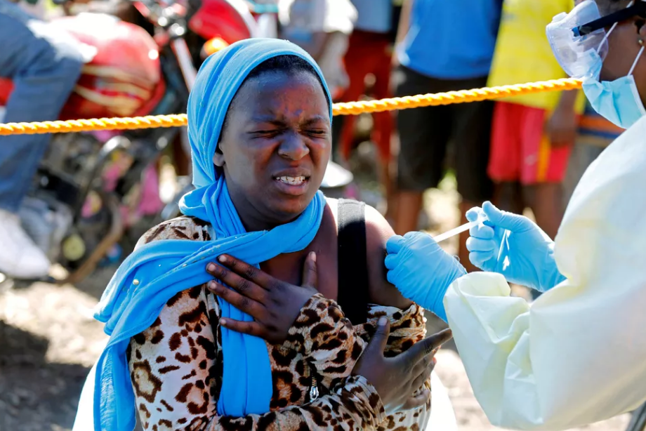 Mulher toma dose de vacina contra o Ebola em uma campanha da OMS na República Democrática do Congo. (Foto: Reprodução/Baz Ratner/Reuters)