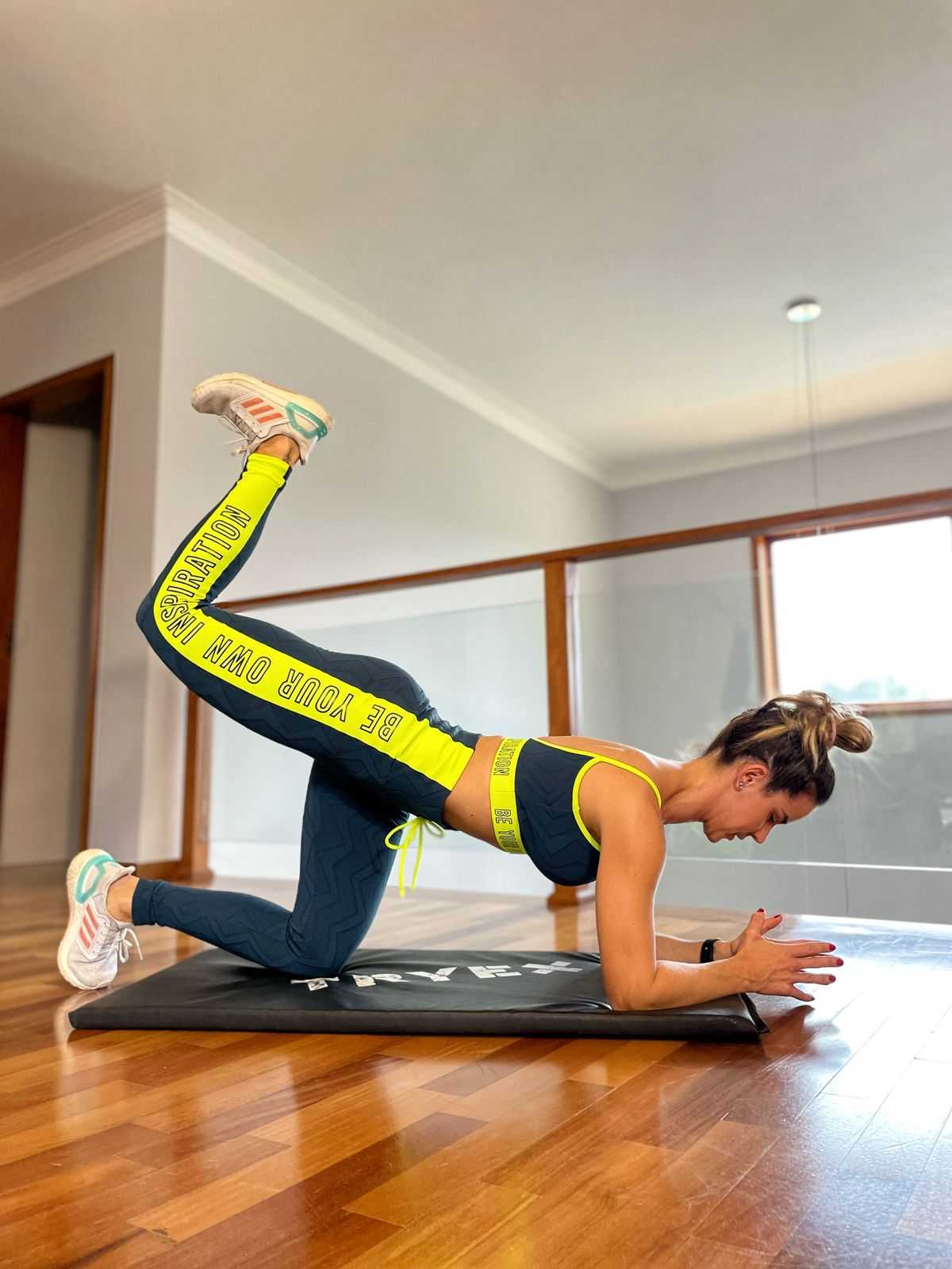 Viviane faz lives semanais para treinar em casa (Foto: Reprodução/Instagram) Lorena Bueri