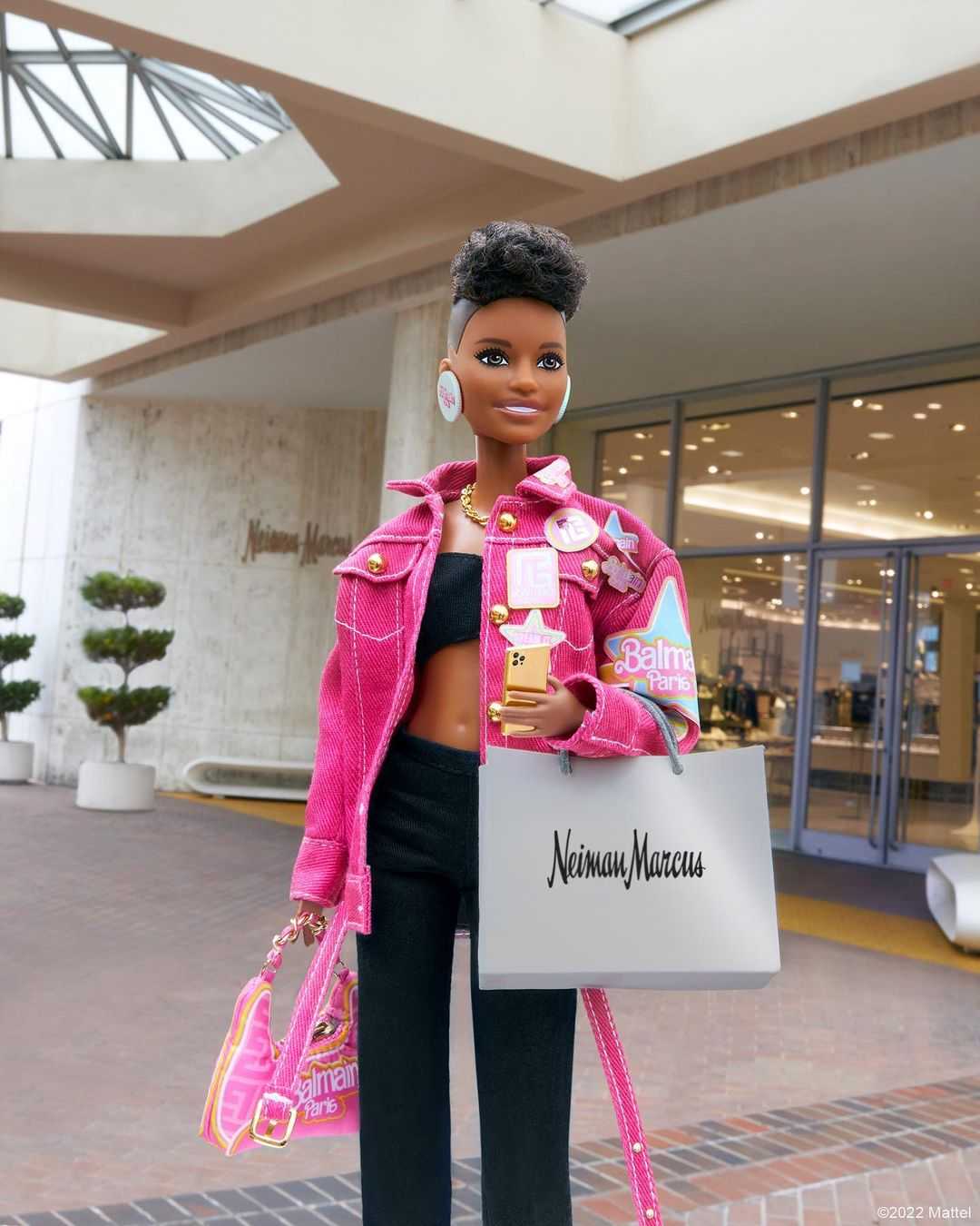 Boneca Barbie com look Balmain (Foto: Reprodução/Instagram) Lorena Bueri