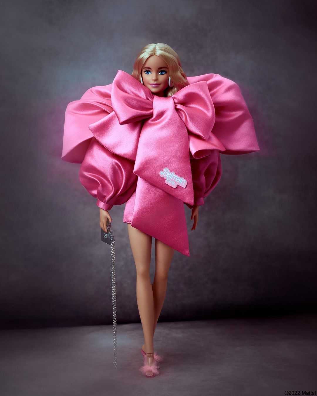 Boneca Barbie com look Balmain (Foto: Reprodução/Instagram) Lorena Bueri