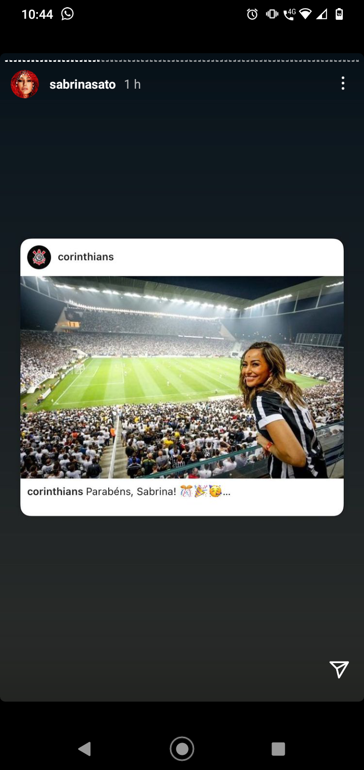 Conta Oficial do Corinthians e Sabrina Sato. (Foto: Reprodução/ Instagram)