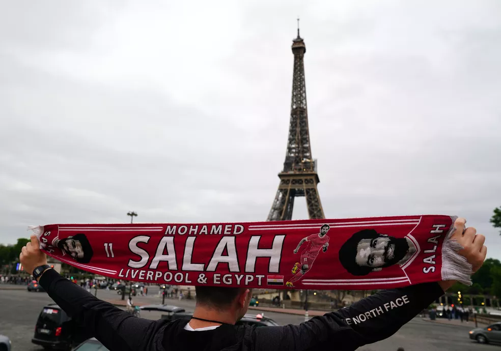 Torcedor do Liverpool com faixa do Salah em Paris. (Foto: Reprodução/ Adam Davy/ PA Images via Getty Images) Lorena Bueri