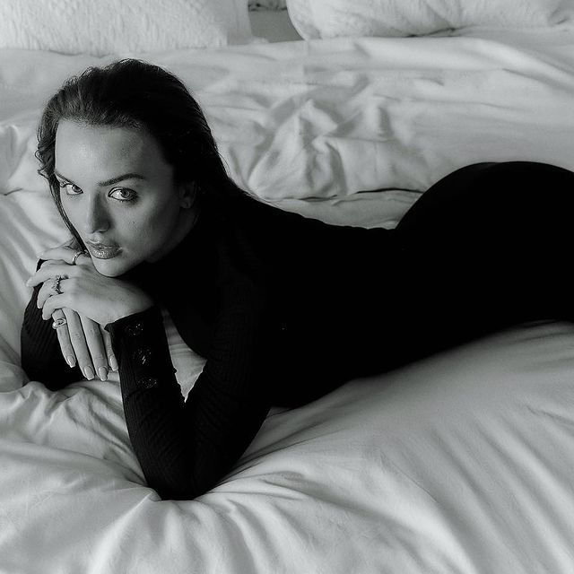 Kalimann em uma foto preto e branco em uma pose sensual. (Reprodução: instagram/rafakalimann). Lorena Bueri