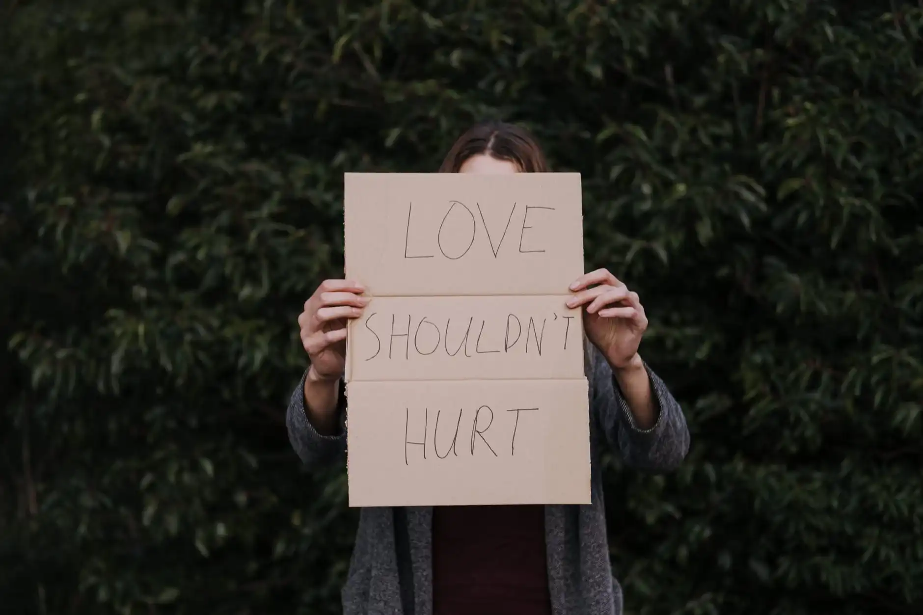 Foto dizendo que o amor não machuca.(Foto: Reprodução/Pexels). Lorena Bueri