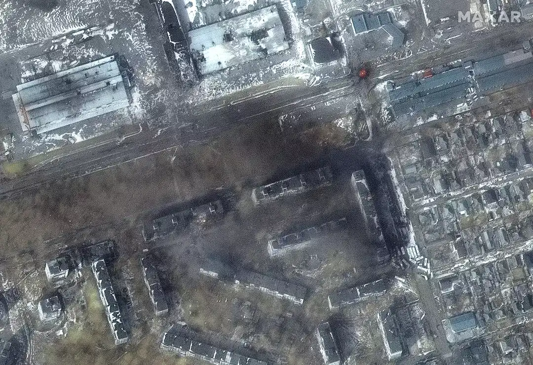 Imagens de satélite mostram incêndios e danos graves a edifícios residenciais em Mariupol em registro de 12 de março de 2022 (Foto: Reprodução Satellite image ©2022 Maxar Technologies)