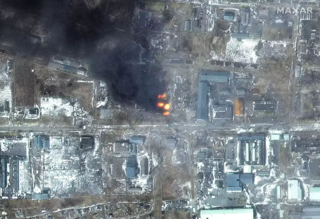 Imagens de satélite mostram incêndios e danos graves a edifícios residenciais em Mariupol em registro de 12 de março de 2022 (Foto: Reprodução Satellite image ©2022 Maxar Technologies)