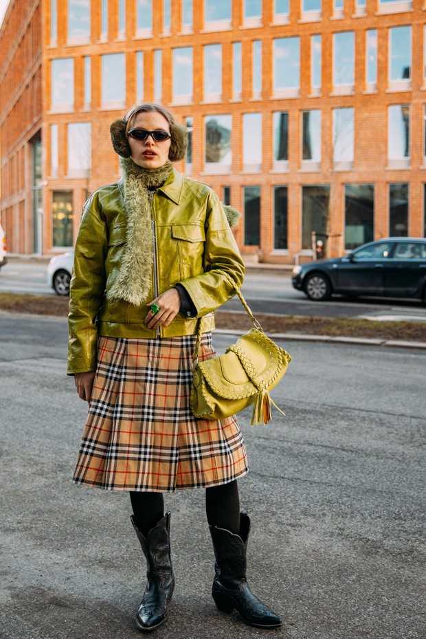Looks ultracoloridos direto das ruas da semana de moda dinamarquesa (Foto: Acielle / StyleDuMonde) Lorena Bueri