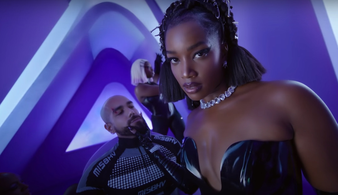 Cantora Iza performa seu novo single no Fantástico