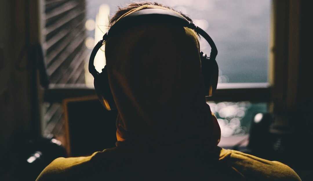 Fone de ouvido e seus impactos no sistema auditivo