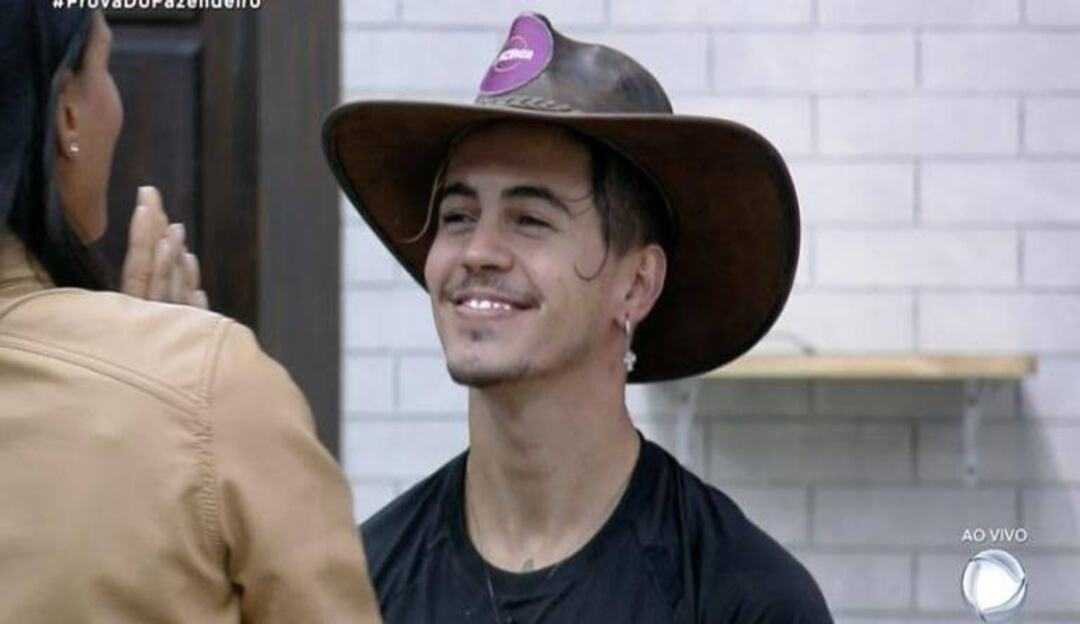 Biel vence prova do fazendeiro e peões fazem meme do caixão na sua volta