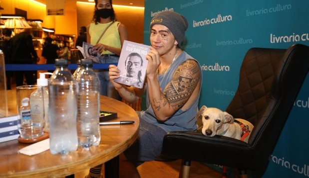 Na sessão de autógrafos de Whindersson, quem roubou a cena foi sua cachorrinha, Regina