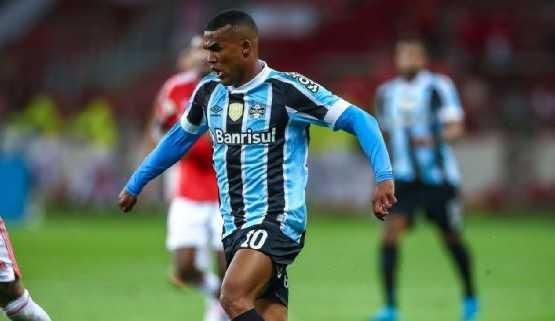 Grêmio não libera Douglas Costa para participar de sua festa de casamento