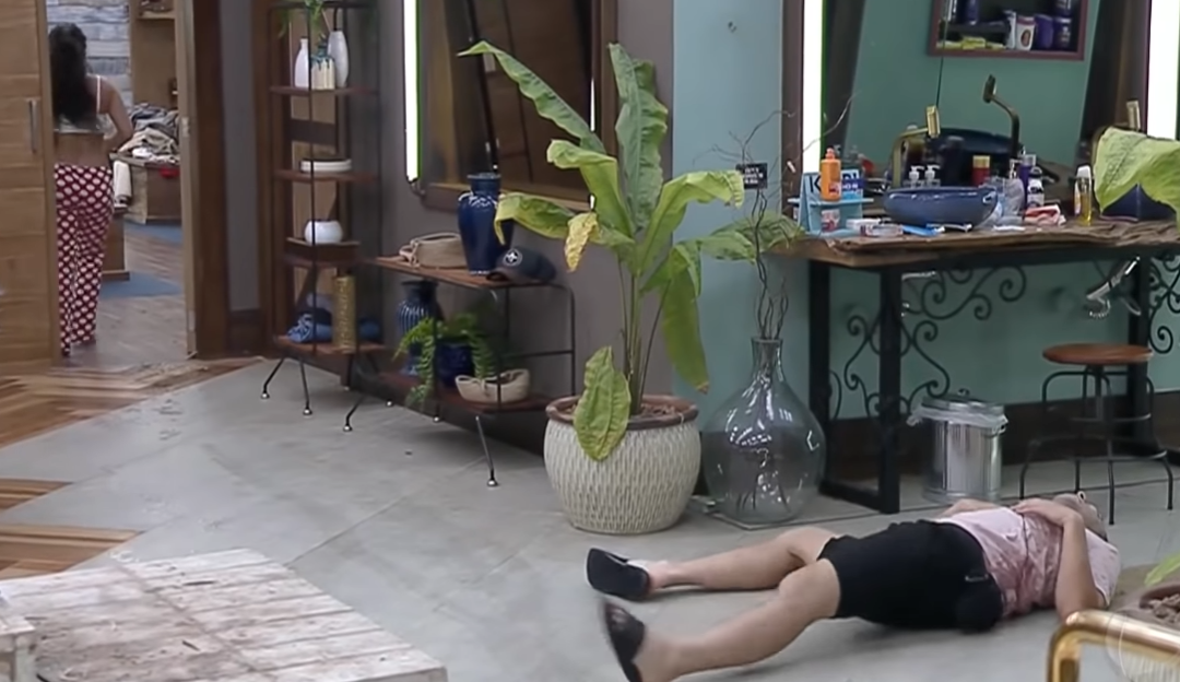 A Fazenda: Lucas cai após brincadeira com Raissa