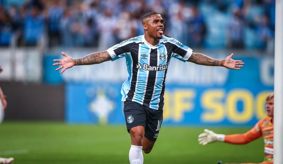 Com o intuito de reforçar seu elenco, o São Paulo está de olho em Douglas Costa
