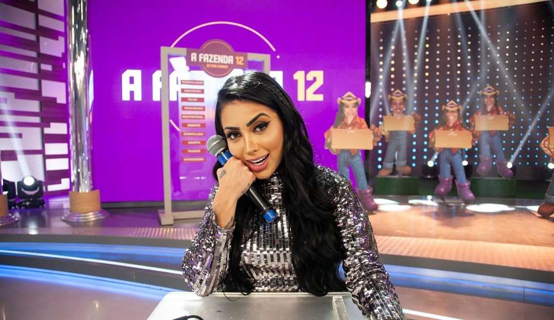 Mc Mirella participa da Hora do Faro