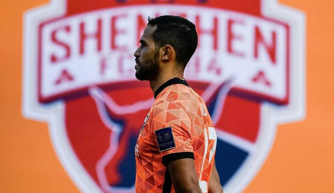 Com salários atrasados, Alan Kardec estuda volta ao Brasil