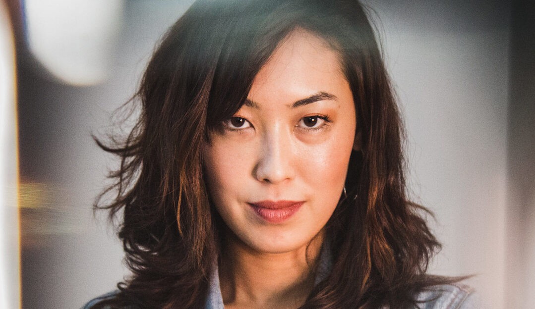 A atriz Ana Hikari ensina técnica para secar o cabelo sem frizz