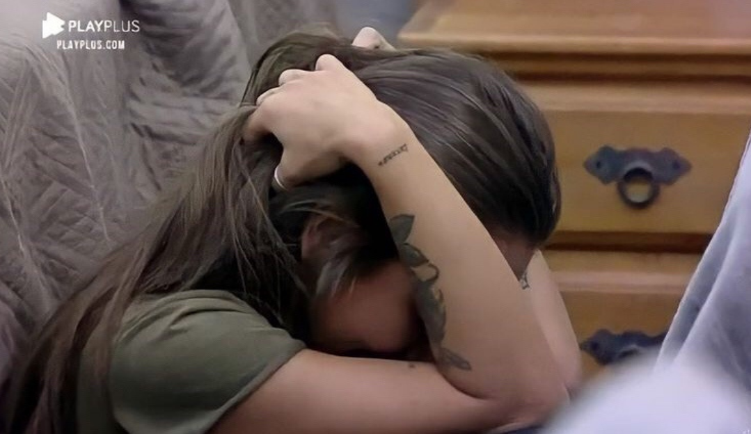 A Fazenda 12: Stéfani cai no choro após discussão calorosa com Lidi Lisboa