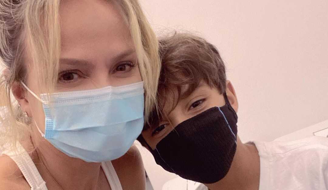 “/Tô vacinado, mãe!”/; Eliana e seu filho se vacinam contra Covid