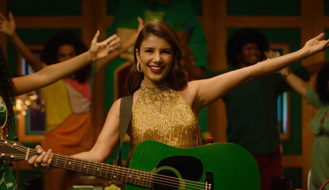 Paula Fernandes lança versão em português do clássico “Jingle Bell Rock”