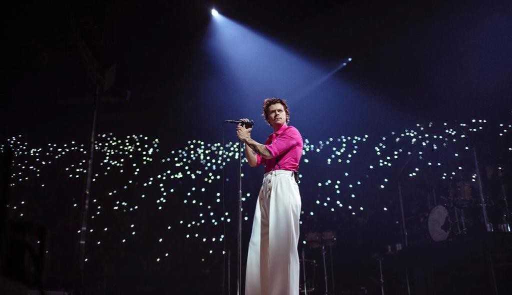 Harry Styles lança o clipe de Treat People With Kindness