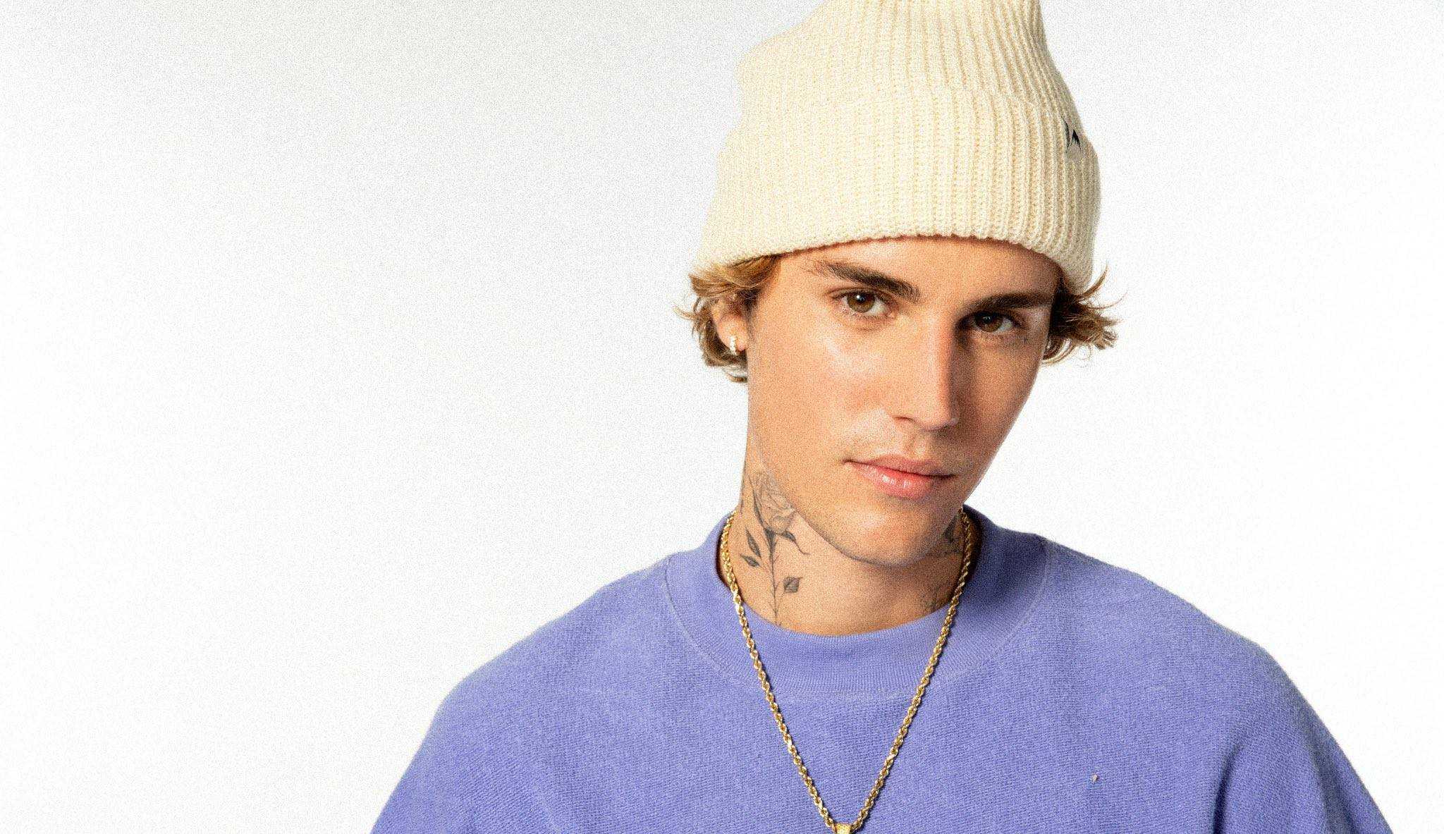 Justin Bieber mostra nas redes como escondeu as tatuagens para o clipe “Anyone”