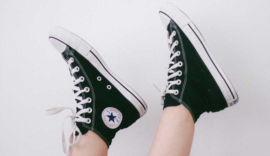 A combinação de tênis com look sofisticado