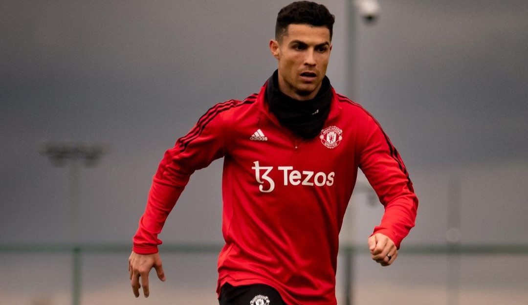 Cristiano Ronaldo posta foto com a filha recém-nascida após morte de gêmeo