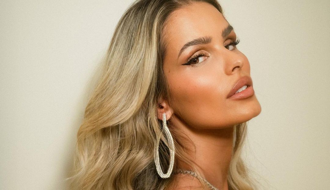 Yasmin Brunet posta foto na praia após declaração de sua ex-sogra