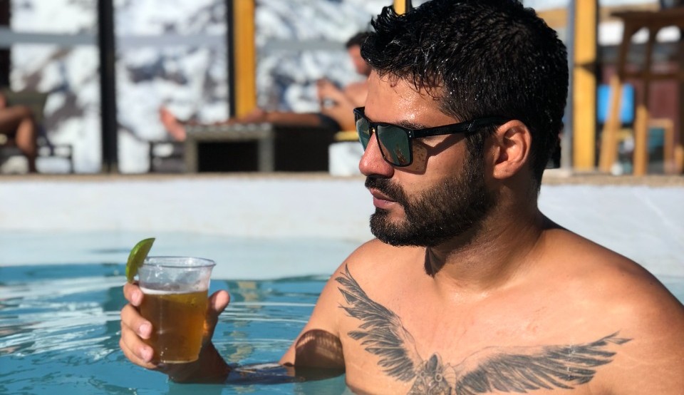 Em meio a neve, Renan Gasparini se joga em piscina aquecida do Valle Nevado, no Chile