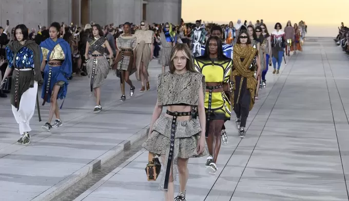 Nova coleção da Louis Vuitton traz futuro espacial à luz do pôr-do-sol