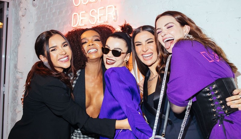 Manu Gavassi recebe ex-BBBs durante lançamento de sua linha de óculos