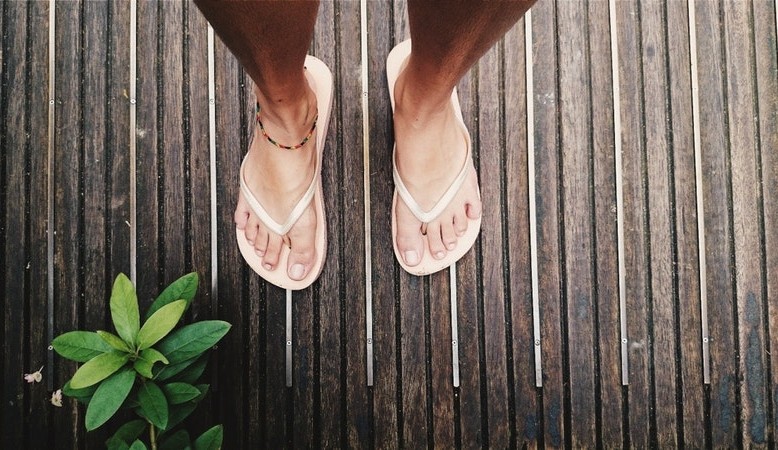 Entenda como chinelos e rasteirinhas podem lesionar os pés