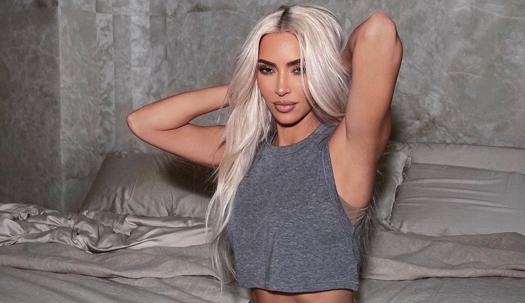 Kim Kardashian faz tour em seu escritório e móveis choca fãs: “Prefiro sentar no chão”