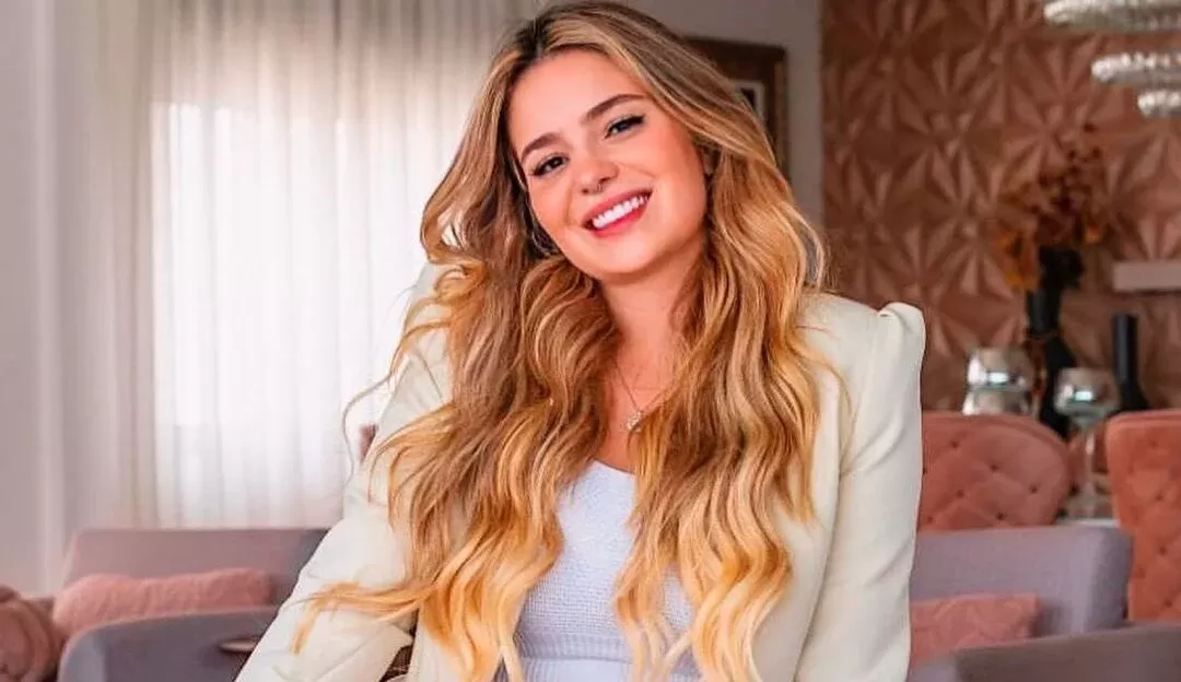 Viih Tube passa mal por acúmulo de gases e sai em cadeiras de rodas do aeroporto