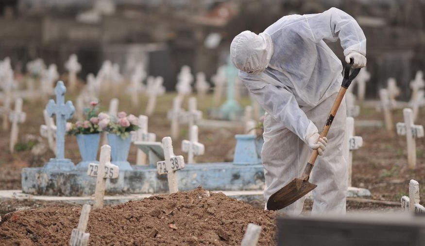 Covid-19: média móvel de mortes volta a subir no Brasil