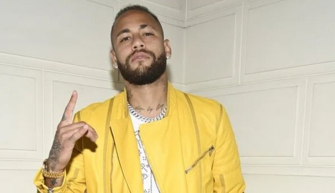 Sem aliança, Neymar aparece em desfile da Jean-Paul Gaultier