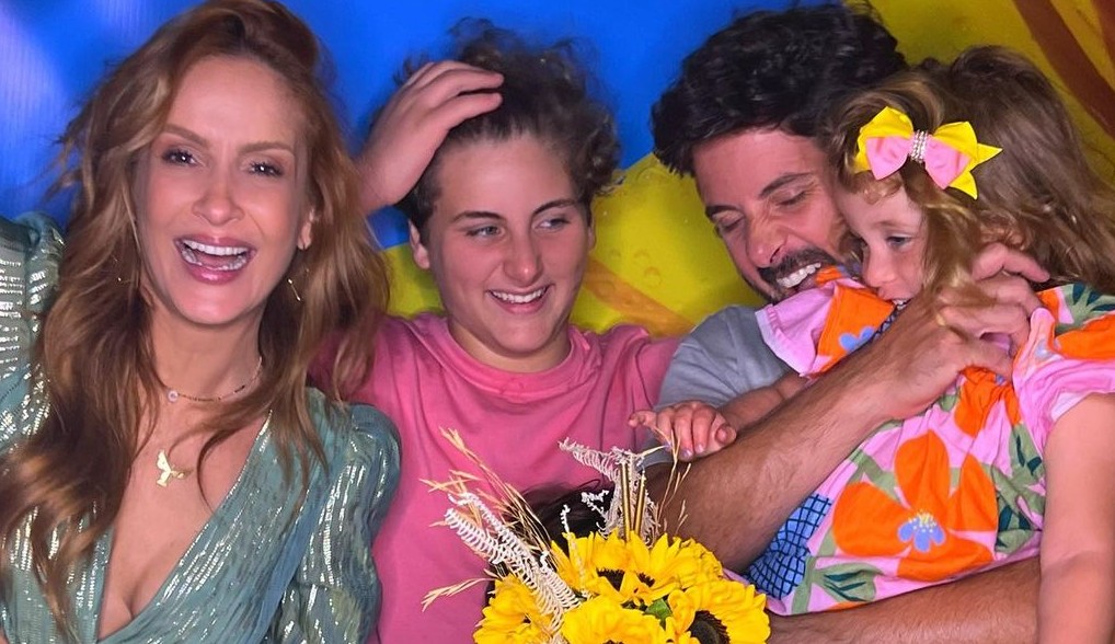 Claudia Leitte comemora aniversário com a família