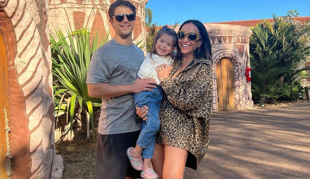 Sabrina Sato e Duda Nagle embarcam para a Disney pela primeira vez com a filha