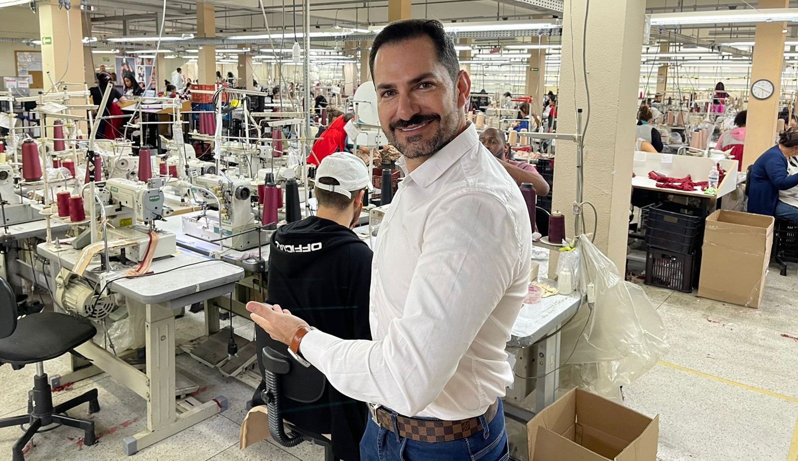 Prestes a estrear programa, Eduardo Cristian dá sequência à sua autobiografia