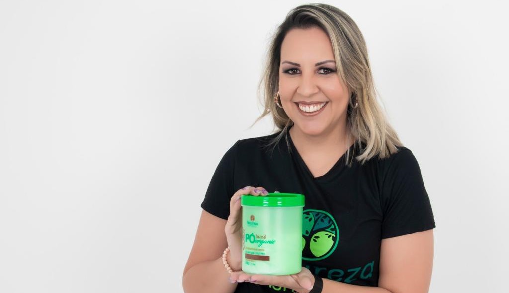 Influenciadora Kelly Eva relembra início difícil como empreendedora e hoje exporta produtos para 55 países