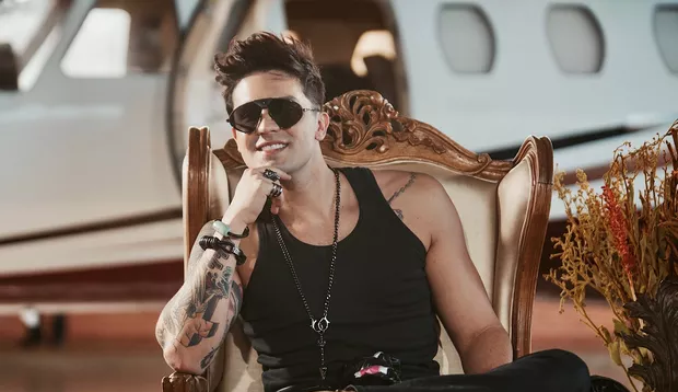 Luan Santana realiza coletiva sobre “Luan City Festival” em frente à jatinho