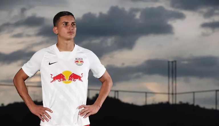 Jogador do Bragantino que matou motociclista sai da prisão após pagar R$242 mil de fiança