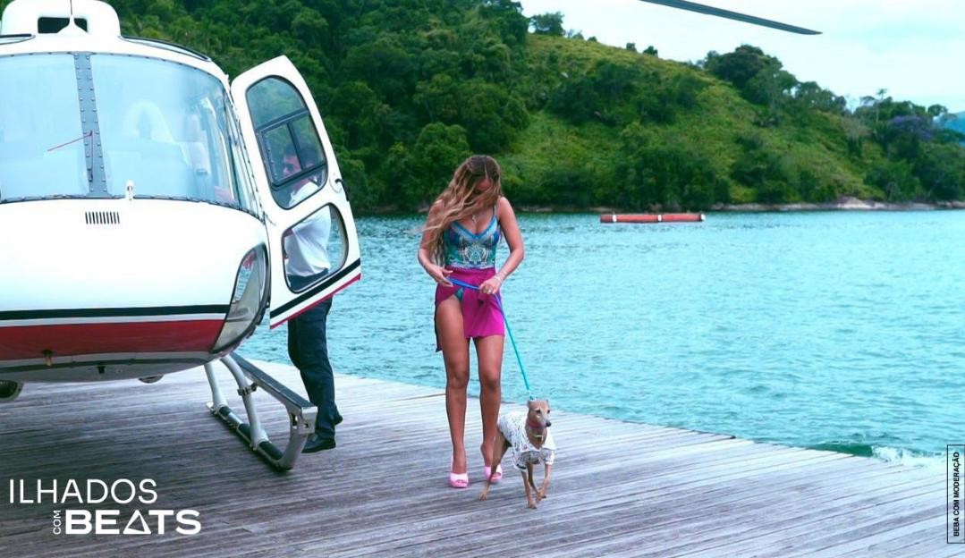 Anitta faz mala para estreia de reality show: “Vou levar camisinha”