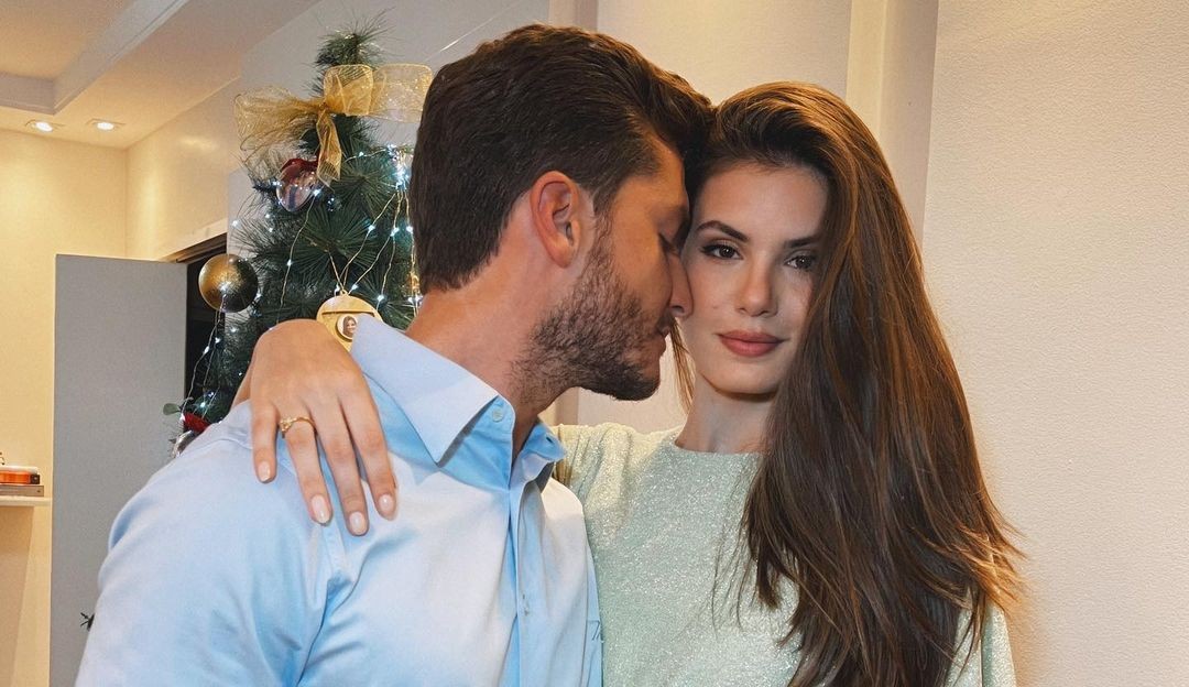 Camila Queiroz compartilha ensaio quente com Klebber Toledo